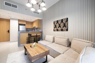 1BR Apartment With Balcony - 9 Mins to Sharjah Airport - Balcony Breeze - 2