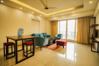 Elegant Apt with King Bed and City Horizon Views - Islamabad - 1