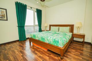 Elegant Apt with King Bed and City Horizon Views - Islamabad - 9