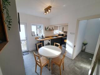 Charming Town Centre 2 Bed House - 8