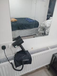Cosy Studio Flat-Just Renovated-Free Street Parking & Independent Entrance - Hanworth - 1