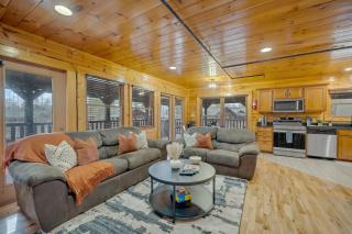 Smoky Stargazer Pet Friendly Cabin For Groups with Game Room and Arcade - Gatlinburg - 1