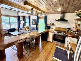 Stayhocha Romantic Couple's Getaway, Daybed swing - Broken Bow - 9
