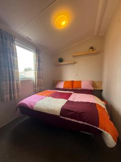 6 Beds Family friendly - unlimited Wi-Fi, Warm, Cozy Sun decking Caravan at Seawick Holiday Park - Saint Osyth - 8
