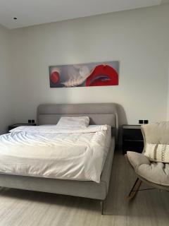 استوديو أنيق ودافئ بمدخل ذكي بالقرب من شارع تجاري حيوي - 4