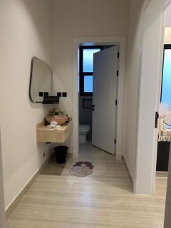 استوديو أنيق ودافئ بمدخل ذكي بالقرب من شارع تجاري حيوي - 3