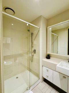 Amazing Views - 3 bedrooms, carpark, gym & pool - Melbourne - 9