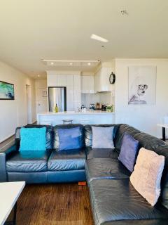 Amazing Views - 3 bedrooms, carpark, gym & pool - Melbourne - 2