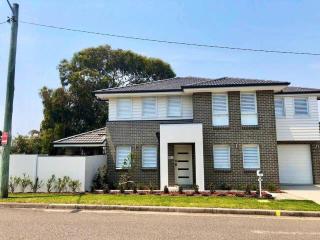 Family Getaway With LARGE Parent Retreat! - Shellharbour - 0