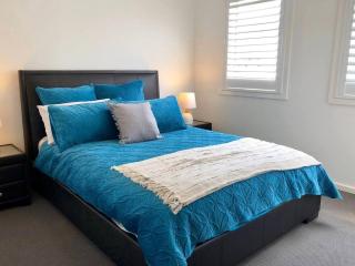 Family Getaway With LARGE Parent Retreat! - Shellharbour - 4