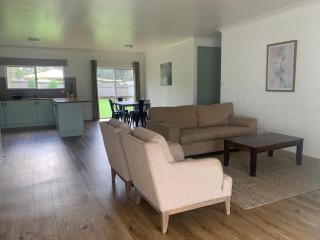 Spacious, Modern & Central - Atherton - 9