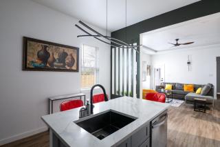 Contemporary Comfort Modern Home - Dallas - 6
