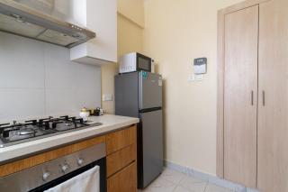 Contemporary Haven, 2BR with heated pool and gym - 1