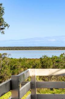 Picturesque Lakeside Getaway: Views, Beach, Park - Loch Sport - 1