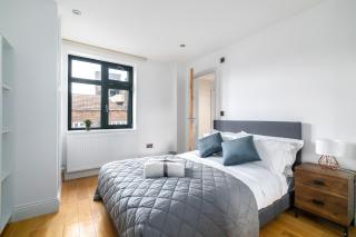 2 Bedroom, 2 Bathroom Apartment with Balcony in Hoxton Shoreditch, Sleeps 6 - 5