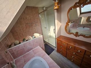 Spacious Room for Rent in Le Pecq - 1