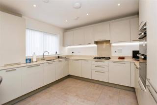 Family Friendly 4-Bedrooms - Greenhithe - 5