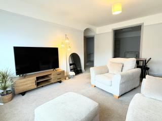 Entire Cosy Flat in Radlett - 3 Bedrooms -5 Beds - Sleeps 8 - Fast Train access into central London - Radlett - 0