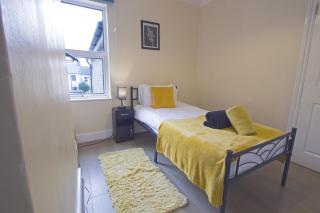 Family house in Farnborough - 8