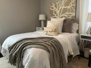 Cozy, 1st floor apartment 2bdrms Plus Semi Private room with Futon Pets with fee Family Friendly Close to Everything - Cleveland - 0