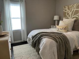 Cozy, 1st floor apartment 2bdrms Plus Semi Private room with Futon Pets with fee Family Friendly Close to Everything - Cleveland - 9