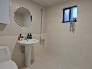 Hongik University Hot Place - Hongdae Yeonnam - Yeontrural Park 2 Min - cozy space emotional accommodation - dining room table for 8 people - 1