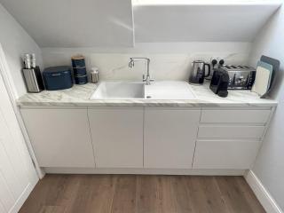 Ideal Contractor Business & Family Friendly 2-Bed Apartment Quiet & Spotless with Fast WiFi Large Screen Smart TV - 2