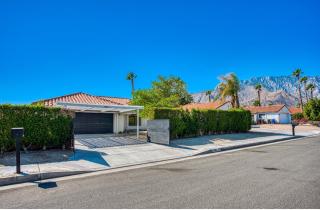 Tranquil Palm Springs Villa, Private Pool, Magical View, Minutes to Downtown, Sleeps 8 - 9