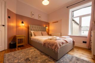 Premium Townhouse - 7 bedrooms - up to 18 Guests - Cardiff - 0