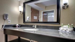 King Bed Hotel Room 258 - Jackson - 3