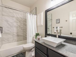 Urban Oasis North ATX , 5BR 2BA,Heated Pool - Pflugerville - 3