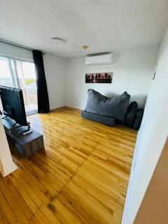 Central Laval - beautiful 2 bedrooms house with parking on 1st floor - 31 days minimum - Laval - 5