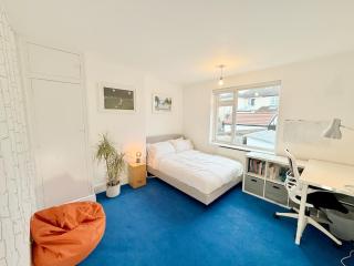 Redland's Fun & Colourful Artistic House - 1