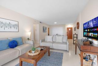 Stylish Ocean Apartment with Pool - Hollywood - 2