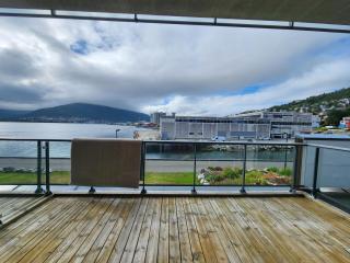 The Arctic Edge - Modern Seaside Apartment with Host in Central Tromsø - Tromsø - 1