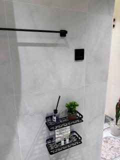 Modern and Cozy Studio 65TV and Self Entry - 9