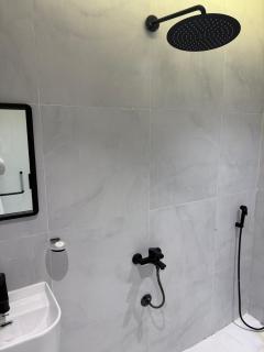Modern and Cozy Studio 65TV and Self Entry - 5