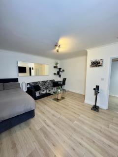 New Central Ldn 1-BdR Stay! w Private Garden - 4