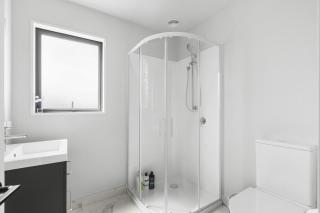 Cosy Stay Close to Airport - 5