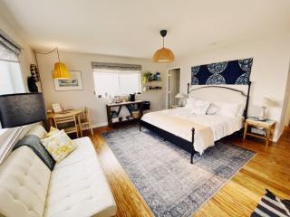 Joyful Walkable Hood River Master Suite w Private Entry - Hood River - 9