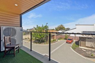 Bright 2-Bed Townhouse with Balcony & Garage - Woodville South - 6