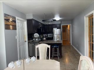 NEAR COLLAGE HOSP PLAZA Free parking WI-FI Laundry and cooking Self-service check-in HOUSE - Barrie - 7