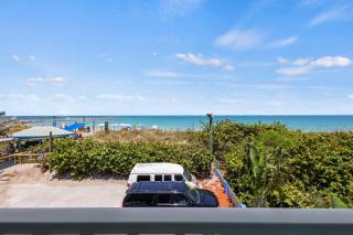 Oceanfront Inn Room #20- Ocean View Balcony 2 Full Beds - Fort Pierce - 6
