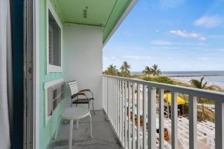Oceanfront Inn Room #22- Ocean View Balcony 2 Full Beds - Fort Pierce - 6