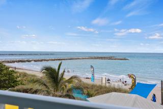 Oceanfront Inn Room #22- Ocean View Balcony 2 Full Beds - Fort Pierce - 4