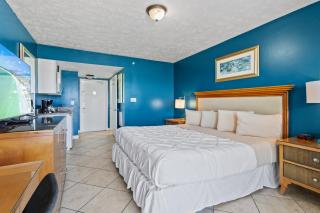 Oceanfront Inn Room #19- Ocean View Balcony King Bed - Fort Pierce - 9