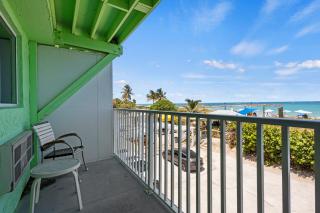 Oceanfront Inn Room #19- Ocean View Balcony King Bed - Fort Pierce - 6