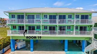 Oceanfront Inn Room #19- Ocean View Balcony King Bed - Fort Pierce - 3
