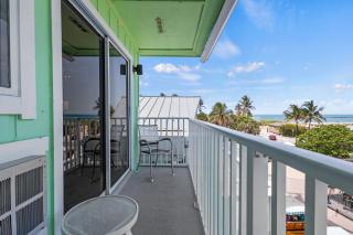 Oceanfront Inn Room #21- Ocean View Balcony King Bed - Fort Pierce - 8