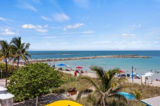 Oceanfront Inn Room #21- Ocean View Balcony King Bed - Fort Pierce - 2